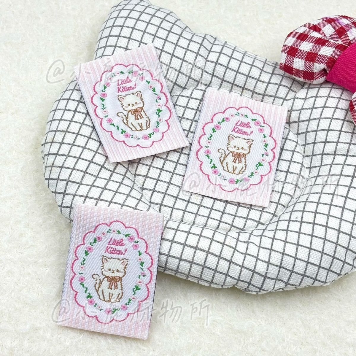 Winter Clothing Label - Koreaanse stijl bloemenkat met vlinderdas, stoffen